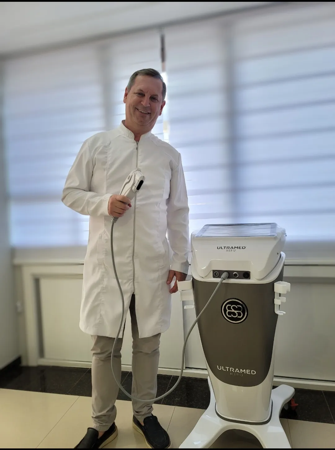 Dr. Adriano Camillo ao lado do seu equipamento Ultramed HIFU no consultório