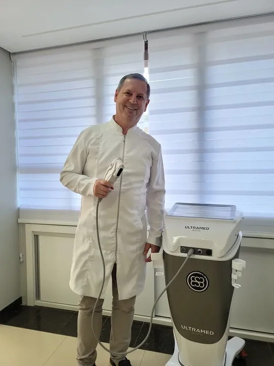 Dr. Adriano Camillo com o equipamento de HIFU Ultramed