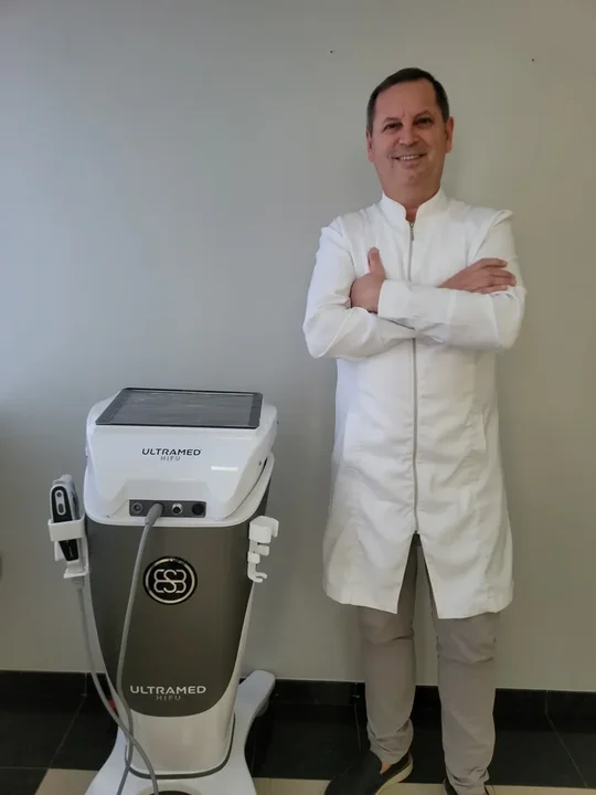 Dr. Adriano Camillo ao lado do equipamento Ultramed HIFU no consultório