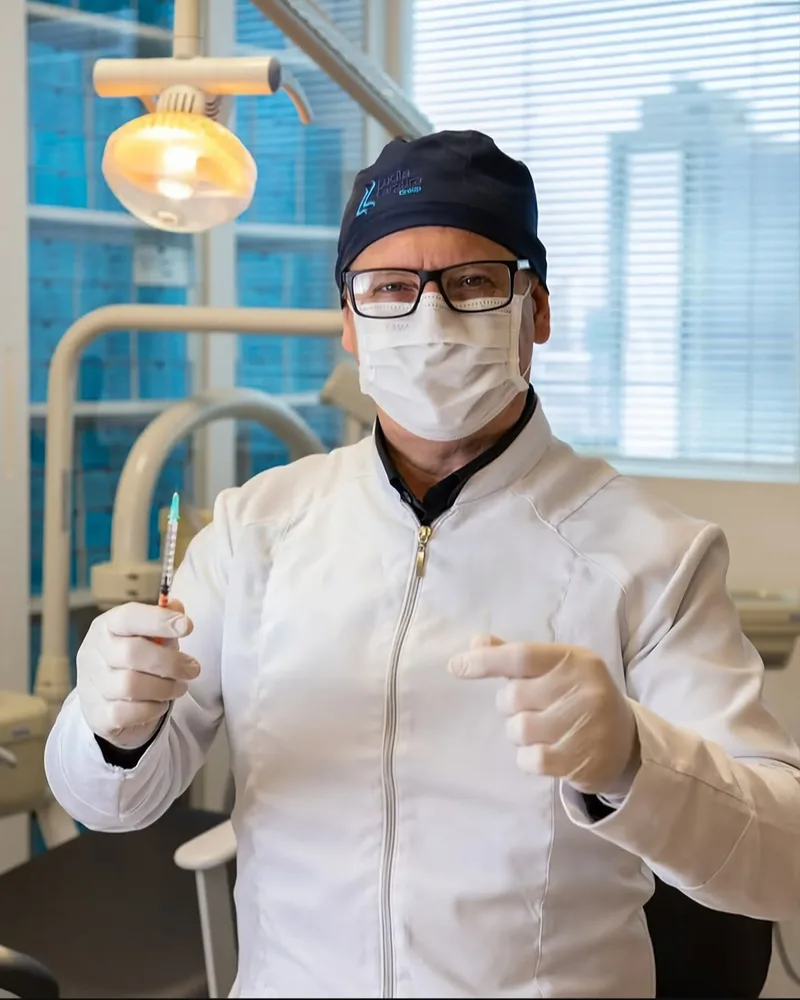 Dr. Adriano Camillo, cirurgião-dentista, em atendimento no consultório