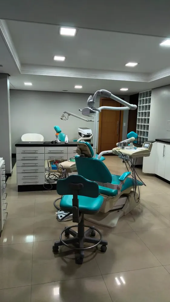 Sala de atendimento odontológico com cadeira e equipamentos